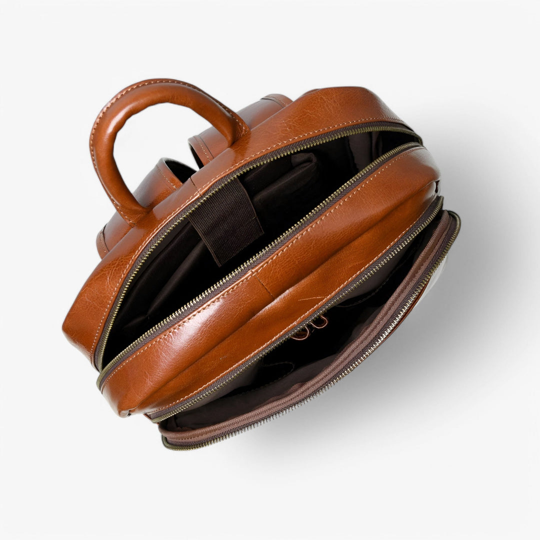 Primo piano: zaino marrone da uomo, design pulito e minimalista, chiusure discrete.