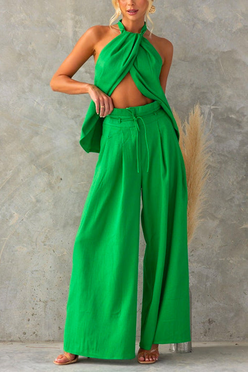 Set donna chic con top halter e pantaloni a gamba larga. Abbigliamento estivo femminile di tendenza e versatile.