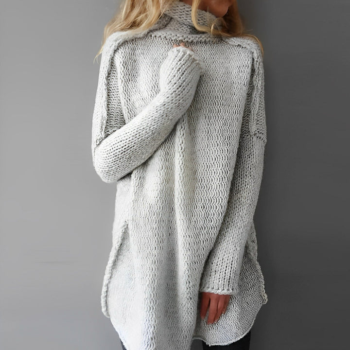 Maglione lungo donna elegante a collo alto, caldo e confortevole. Ideale per moda invernale casual chic.