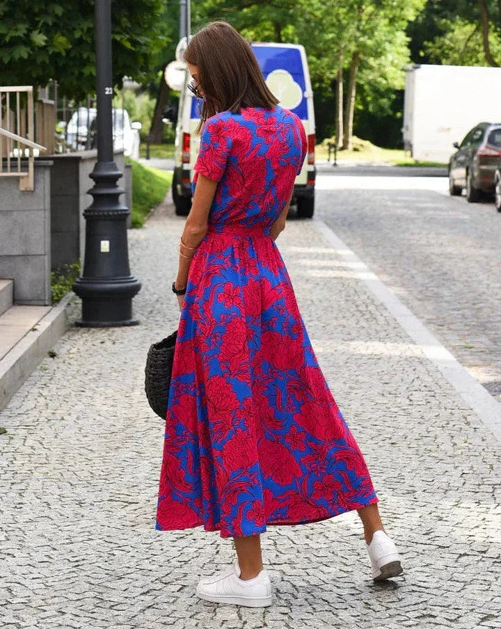 Abito midi floreale da donna con stampa vivace e vita fasciata, ideale per look eleganti o casual.