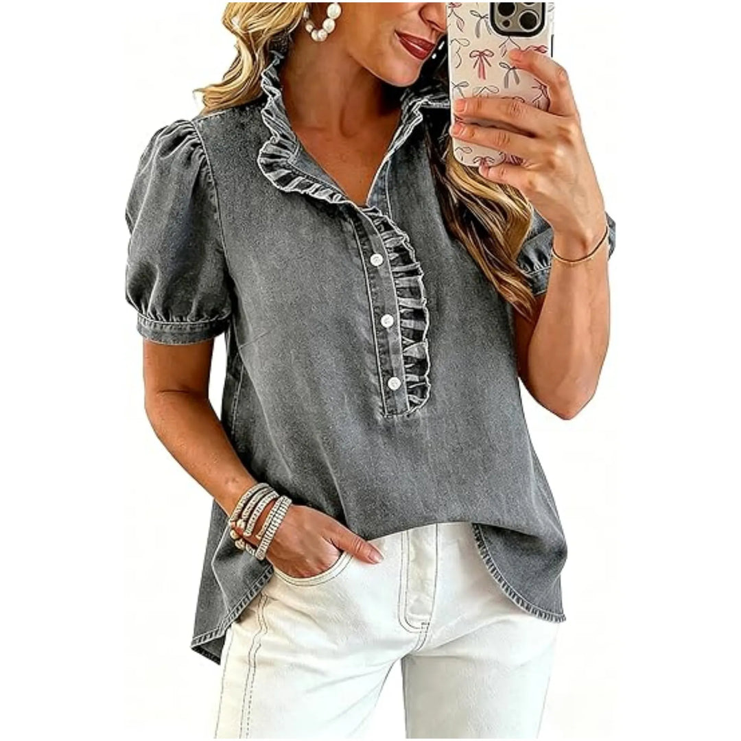 Top donna chic con bottoni, volant e maniche a sbuffo, adatto a look eleganti o casual quotidiani.