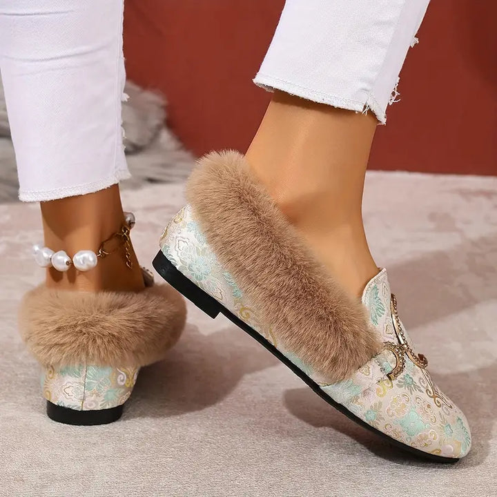 Dettaglio mocassini donna beige imbottiti. Suola confortevole, design elegante, ideale per ogni giorno.