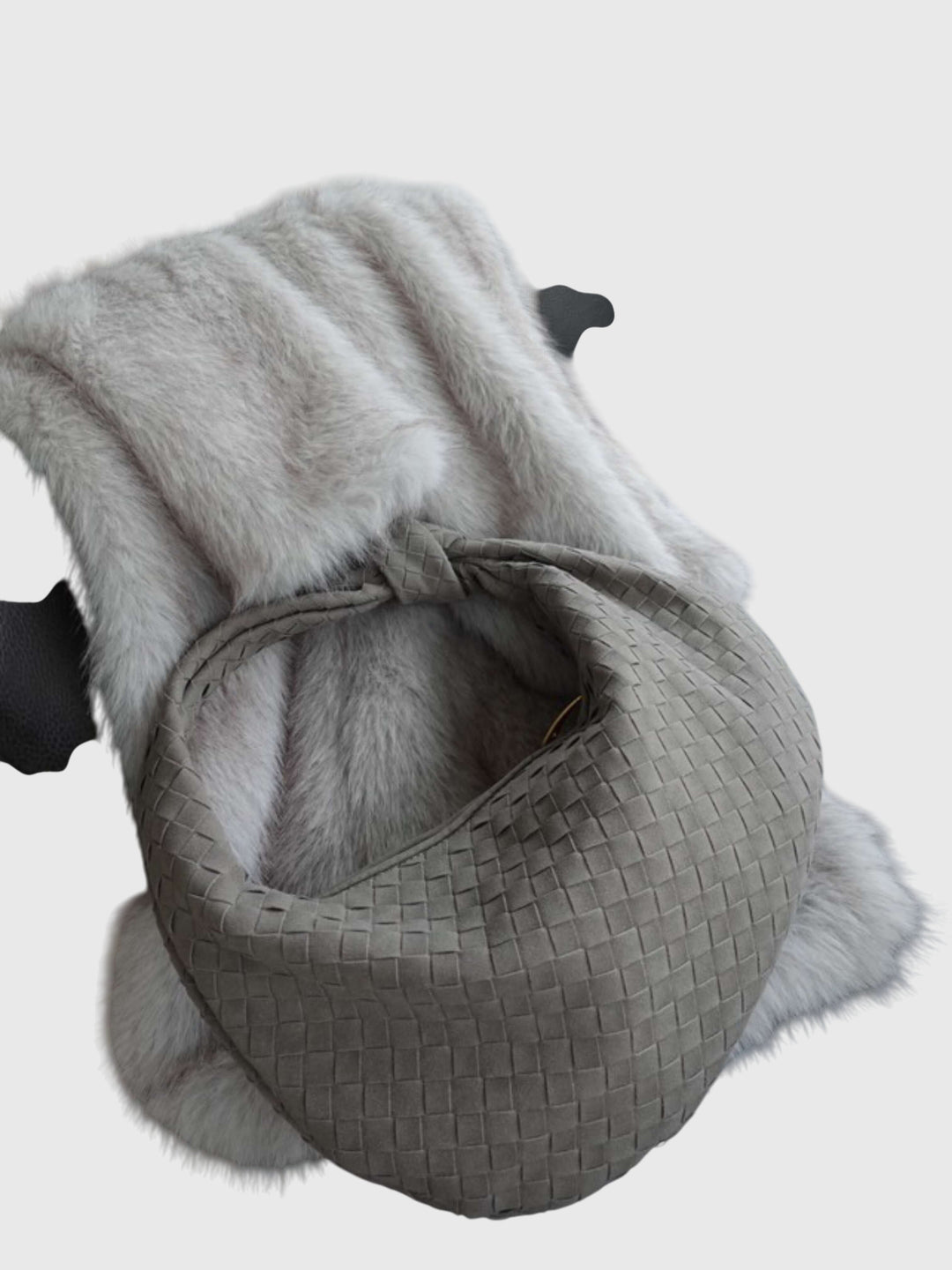 Accessorio moda: borsa a mano media in suede intrecciato marrone con nodo chic.