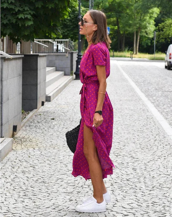 Abito da donna primaverile/estivo, floreale, con vita fasciata e design avvolgente midi.