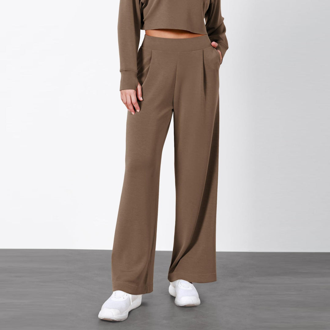 Pantaloni donna casual-chic a vita alta, gamba dritta e drappeggiati. Versatili per giorno e sera.