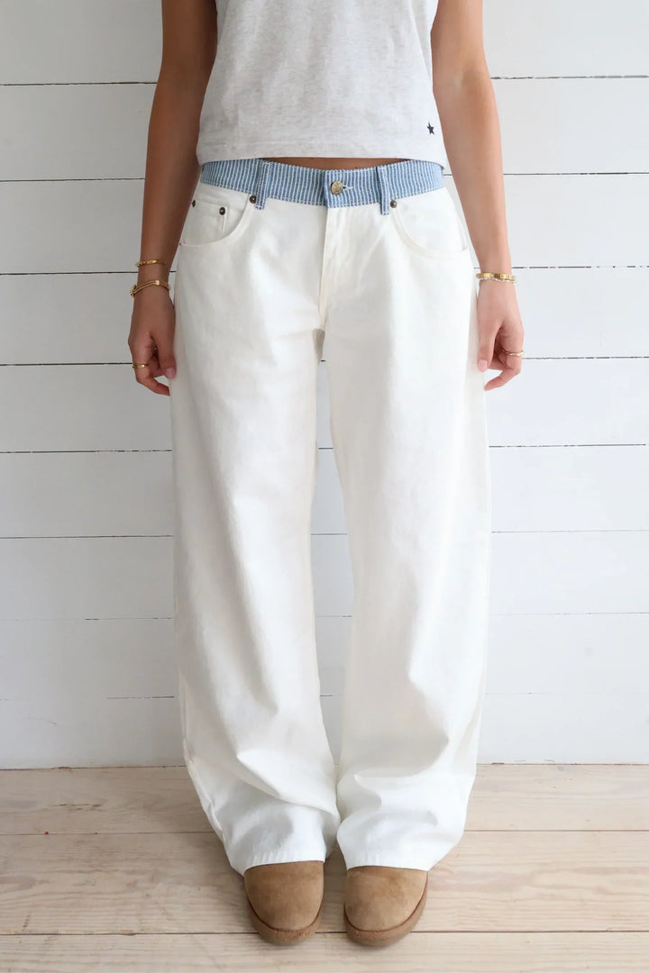 Jeans donna vita media comodi, gamba dritta con fascia a righe bianche. Stile casual e versatile.
