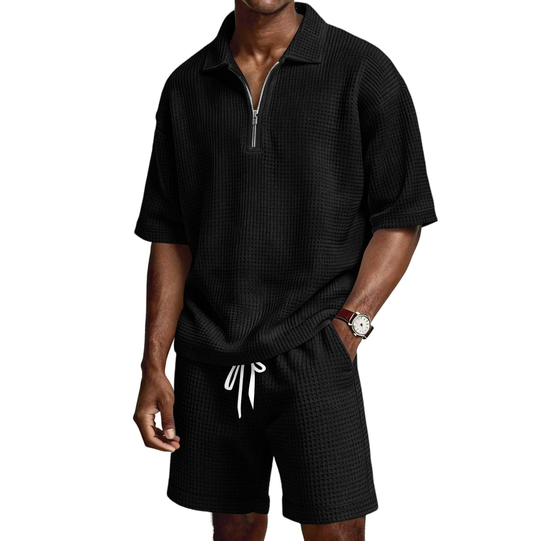 Elegante completo estivo uomo due pezzi. Polo a maniche corte con zip e pantaloncini coordinati.