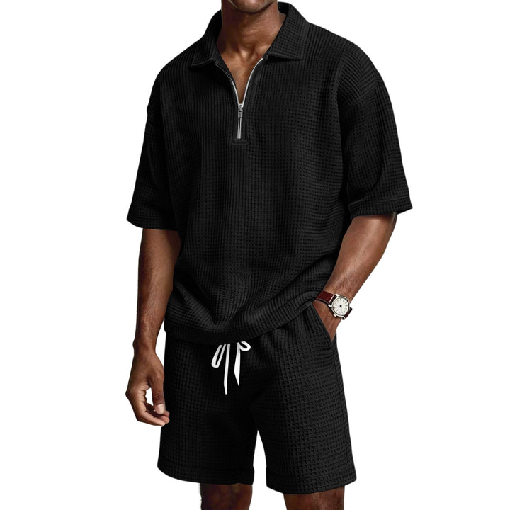 Elegante completo estivo uomo due pezzi. Polo a maniche corte con zip e pantaloncini coordinati.