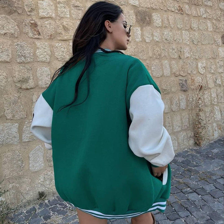 Giacca donna stile baseball autunnale con dettagli ricamati. Un capo versatile per la moda casual outerwear.