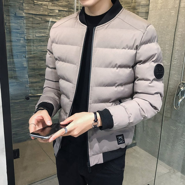 Giacca invernale calda da uomo, bomber con collo alto e cerniera, abbigliamento maschile sportivo e comodo.