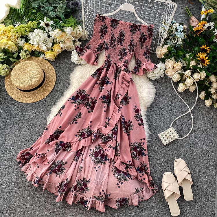Silhouette elegante per questo abito midi estivo da donna con spalle scoperte e volant versatili.
