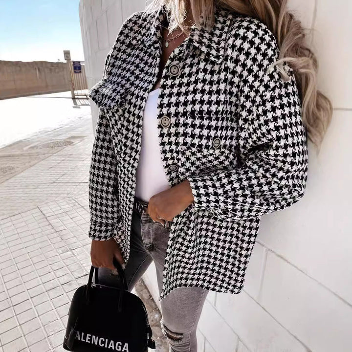 Cappotto donna in lana pied-de-poule, abbigliamento autunnale chic. Dettaglio texture tessuto strutturato.