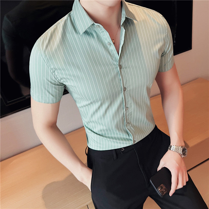 Camicia uomo estiva a righe, maniche corte, colletto classico, per un comfort regolare e stile.
