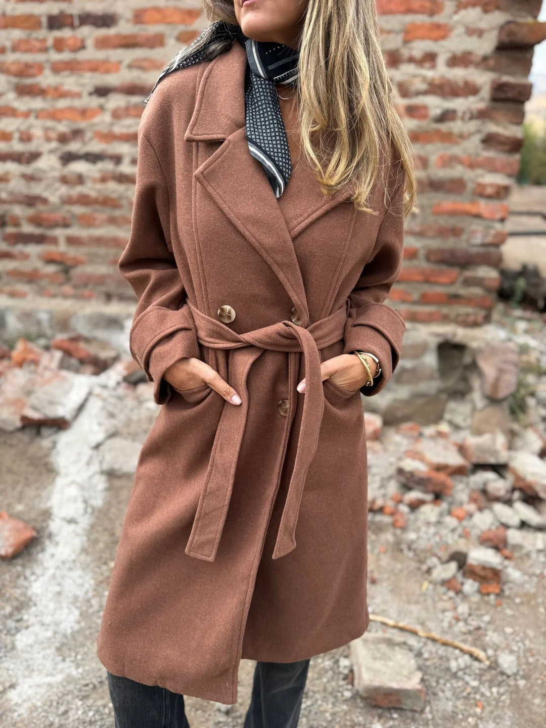 Cardigan donna elegante casual con maniche lunghe, colletto revers, tasche e pratica allacciatura.