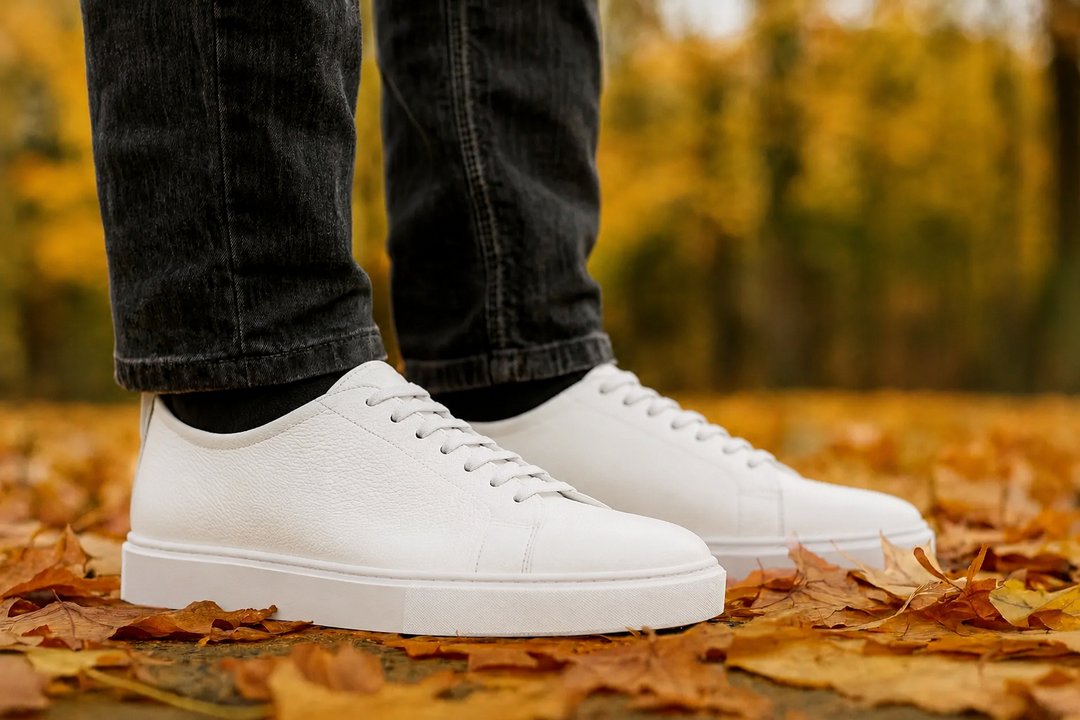 Calzature maschili bianche rialzate (6cm) per uomo, uniscono comfort e stile per un look sportivo e discreto.