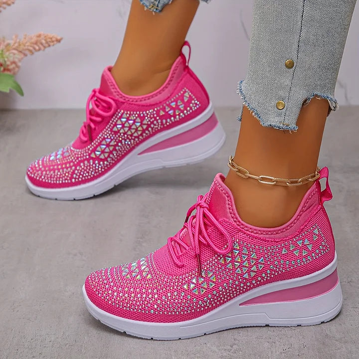 Modella indossa sneakers donna con zeppa e dettagli scintillanti, stile casual e moda donna.