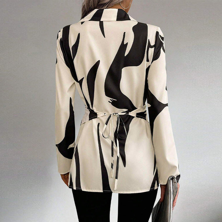 Camicia donna con lacci a contrasto per un tocco moderno. Design elegante, ideale per un outfit autunnale versatile.