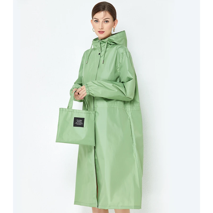 Impermeabile donna, ideale per passeggiate in città o escursioni nella natura con stile.