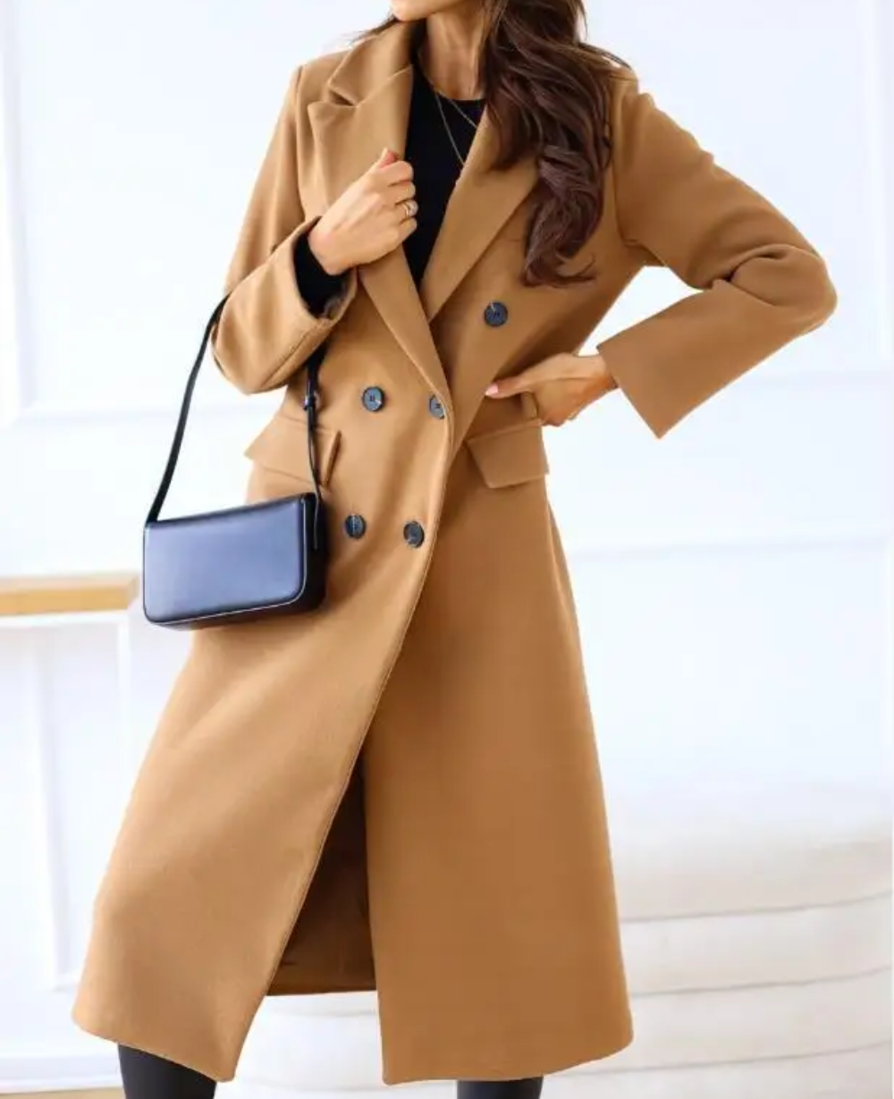 Trench donna per tutte le stagioni, lungo, aderente e molto elegante.