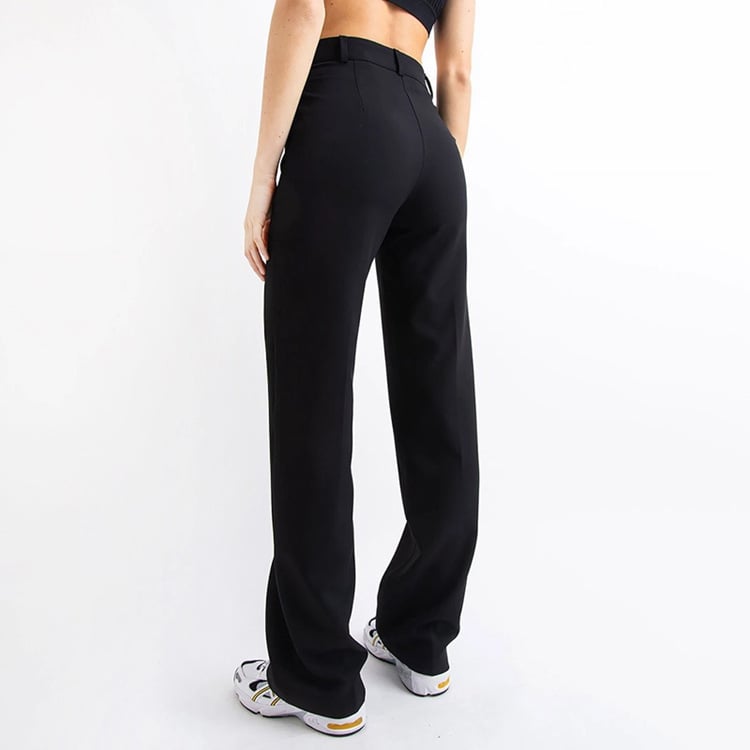 Look professionale con pantaloni donna a vita alta, gamba dritta. Stile sobrio e comodo per l'ufficio.
