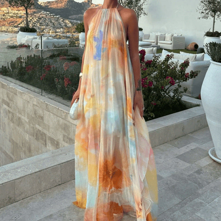 Elegante abito estivo maxi da donna, stampato, con collo halter e dettagli schiena scoperta. Perfetto per serate chic.