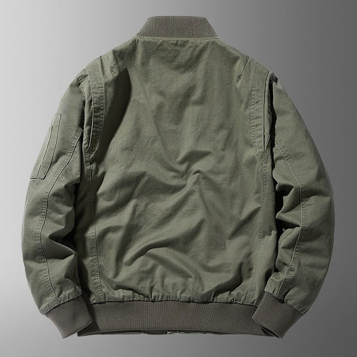 Giubbotto bomber casual da uomo con collo alto e vestibilità comoda. Capispalla autunnale/primaverile per stile moderno.
