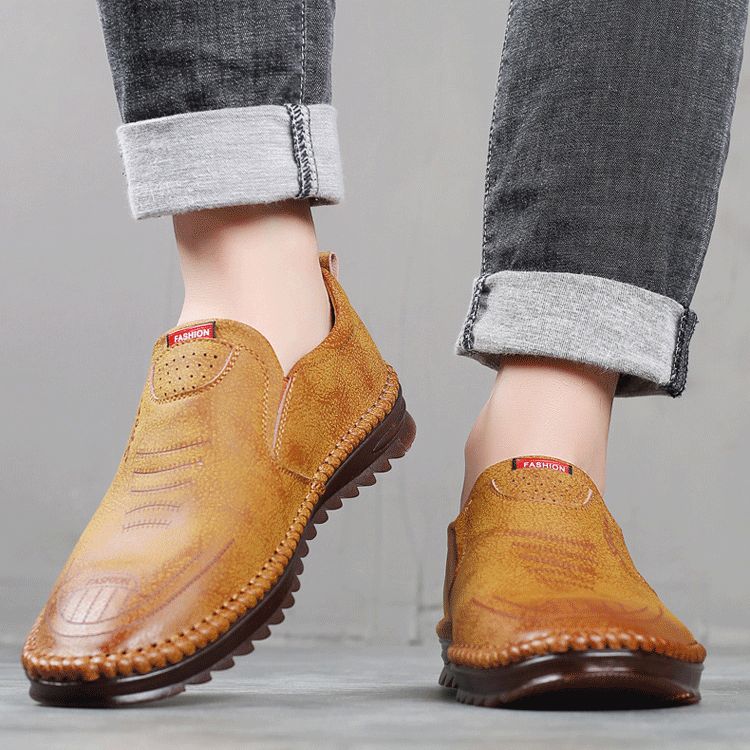 Comode sneakers da uomo, modello casual e traspirante. Perfette per il quotidiano, offrono supporto antiscivolo.