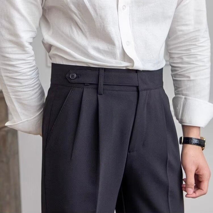 Pantaloni uomo eleganti con fibbia regolabile, vestibilità slim sartoriale per un look business o casual chic.