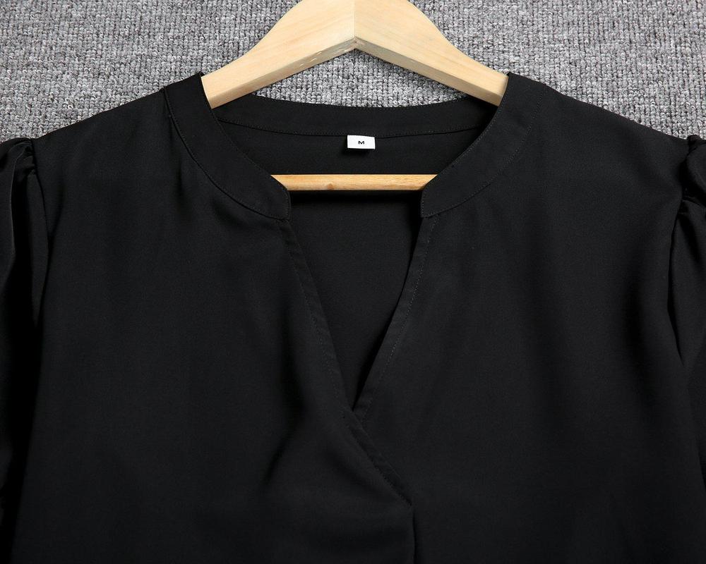 Abito donna nero midi versatile, stile shift, per un look autunnale casual chic. Vestito elegante e confortevole.