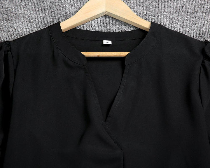 Abito donna nero midi versatile, stile shift, per un look autunnale casual chic. Vestito elegante e confortevole.