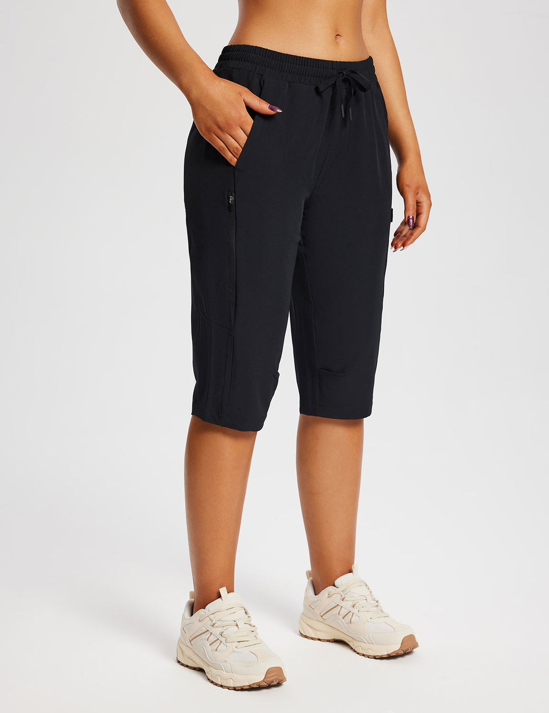 Capri sportivi donna con tasche, perfetti per campeggio e giornate al lago.