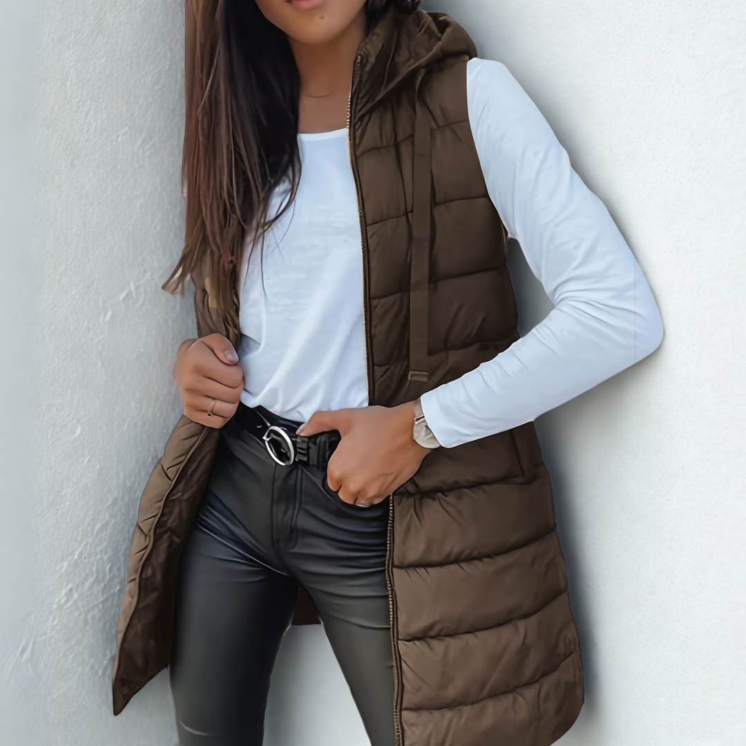 Gilet donna lungo, piumino smanicato imbottito con cappuccio. Capospalla leggero ed elegante per autunno inverno.