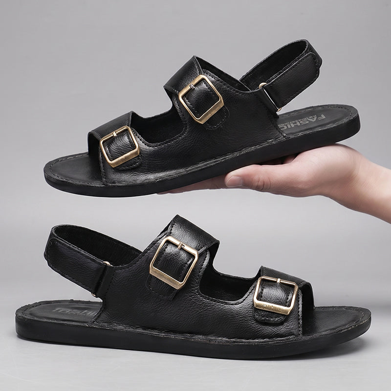 Sandali uomo moderni, con doppio cinturino e chiusura a strappo, ideali per avventure e relax estivo.