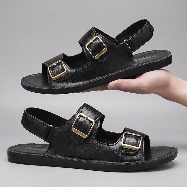 Sandali uomo moderni, con doppio cinturino e chiusura a strappo, ideali per avventure e relax estivo.