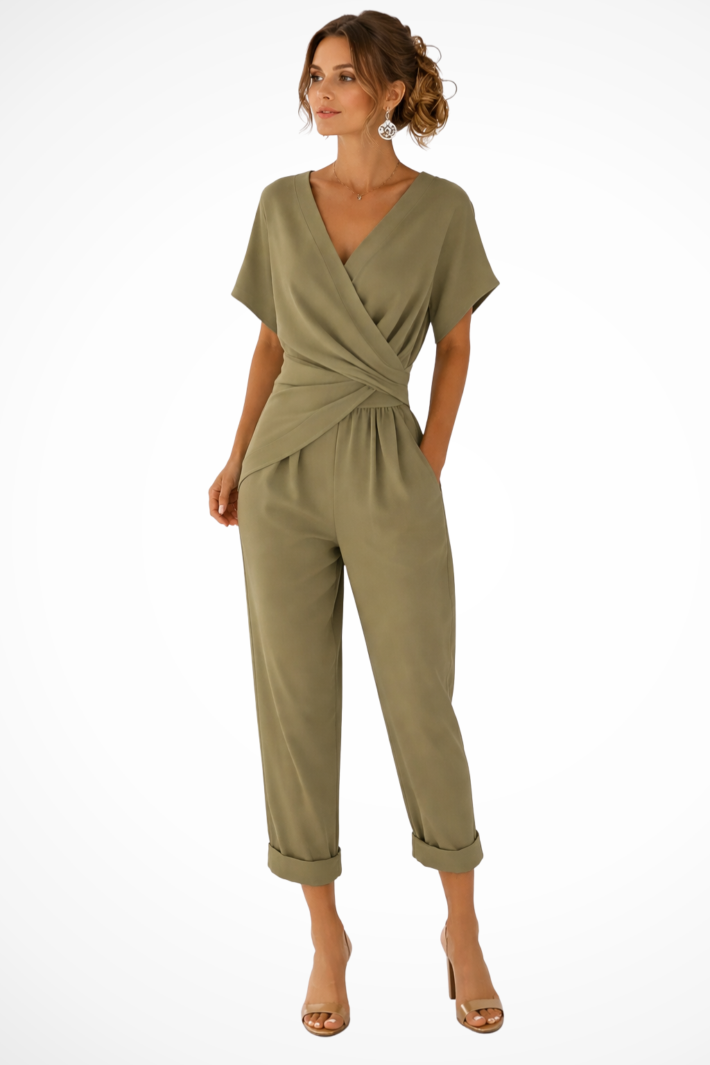 Tuta estiva donna casual chic, maniche corte, scollo a V profondo e tasche. Moda primavera estate versatile.