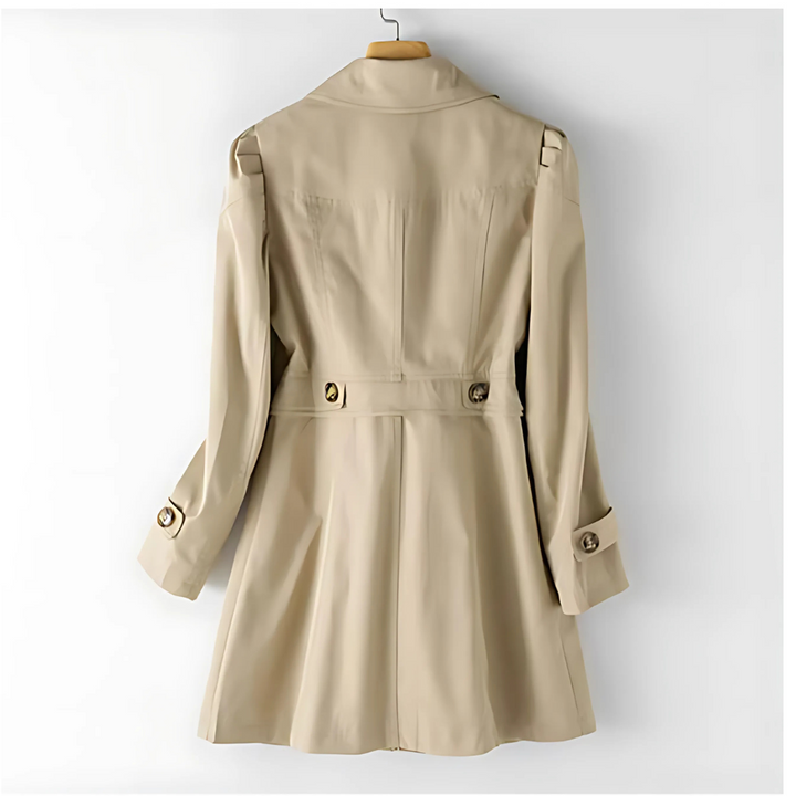 Trench donna classico beige con cintura, taglio sagomato valorizza la figura. Perfetto per ogni occasione.
