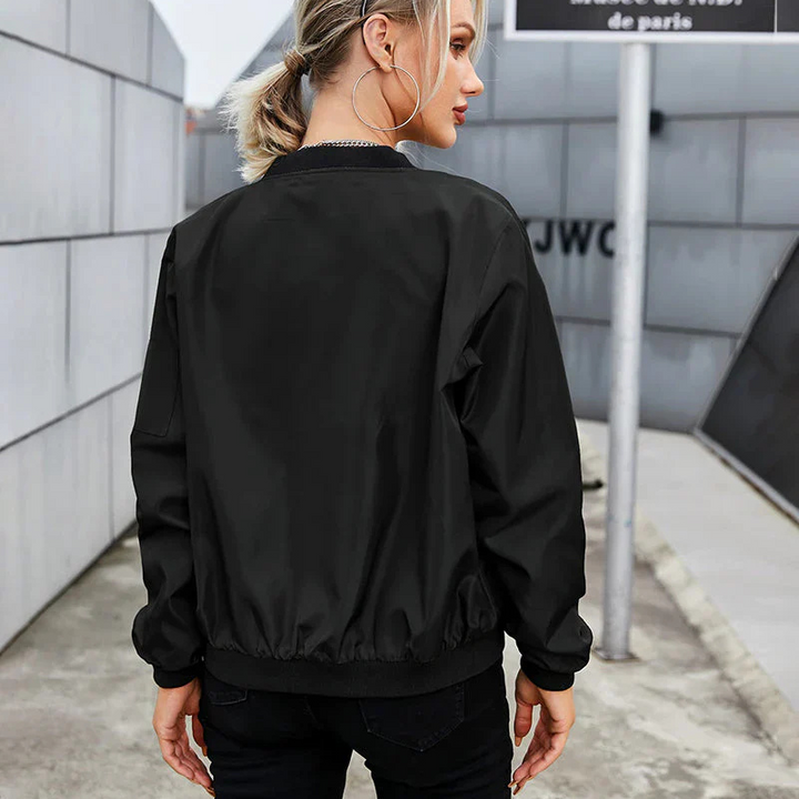 Soprabito leggero giacca bomber donna, offre comfort quotidiano e stile moderno. Ideale per ogni occasione.