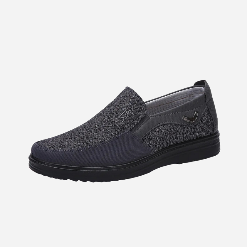 Mocassini uomo slip-on casual, ultra-leggeri e traspiranti. Perfetti per passeggiate e comfort duraturo.