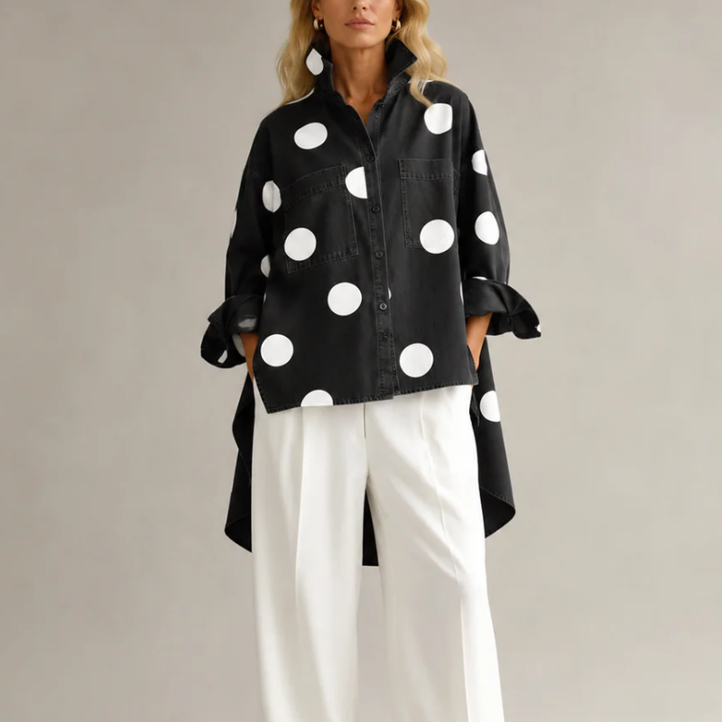Elegante camicia donna a pois, manica lunga e bottoni frontali. Un top versatile per ogni occasione casual.