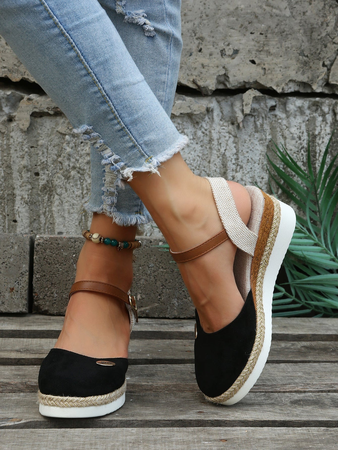 Espadrillas da donna eleganti con punta chiusa, perfette per un look casual chic estivo e comfort quotidiano.