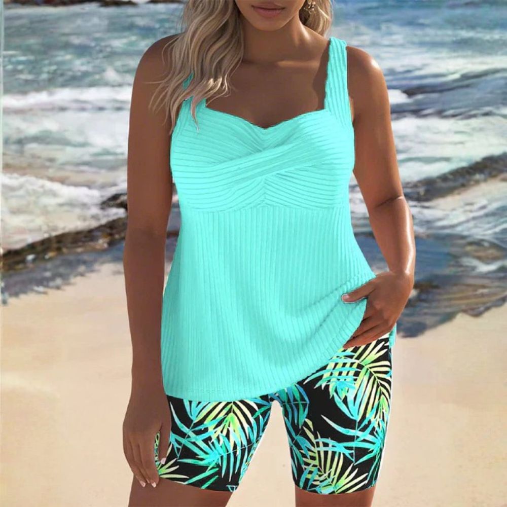 Top tankini donna a costine modellante, abbinato a shorts tropicali. Costume da bagno estivo.