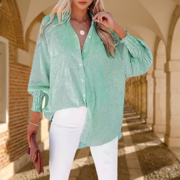 Camicia oversize da donna a righe, perfetta per un look casual abbottonato. Comfort e versatilità chic.