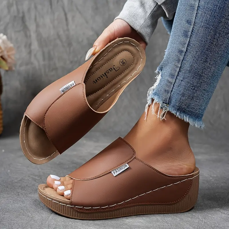 Sandali donna estivi con plateau, comodi e regolabili, ideali per passeggiate casual e comfort quotidiano.
