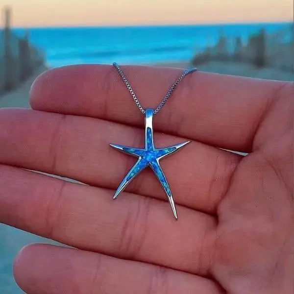 Gioiello collana da donna con ciondolo stella marina in argento e gemma opale blu brillante.