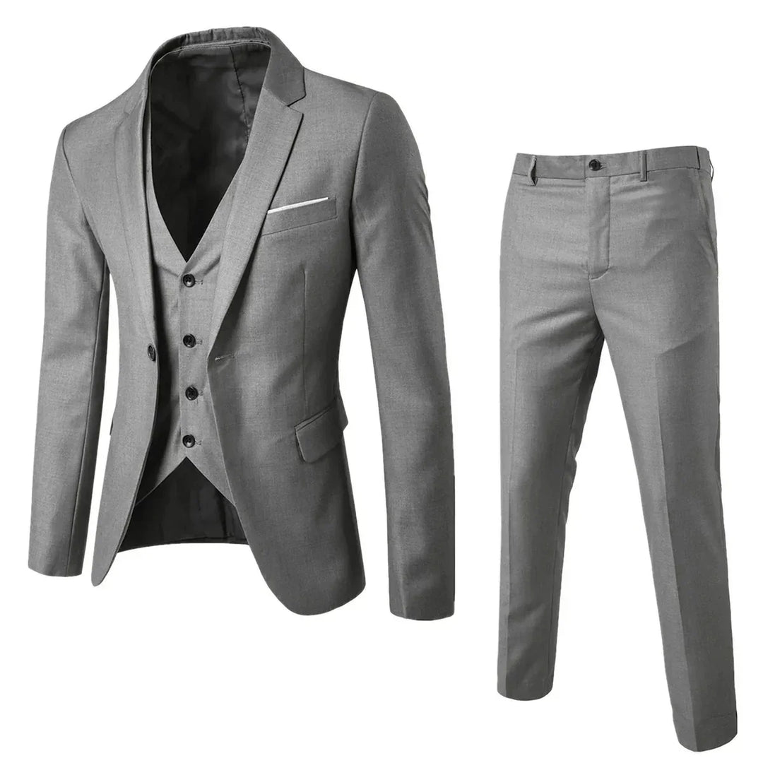 Completo uomo 3 pezzi bianco elegante per cerimonia. Abbigliamento formale con giacca, gilet e pantaloni.