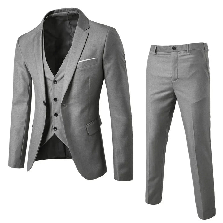 Completo uomo 3 pezzi bianco elegante per cerimonia. Abbigliamento formale con giacca, gilet e pantaloni.