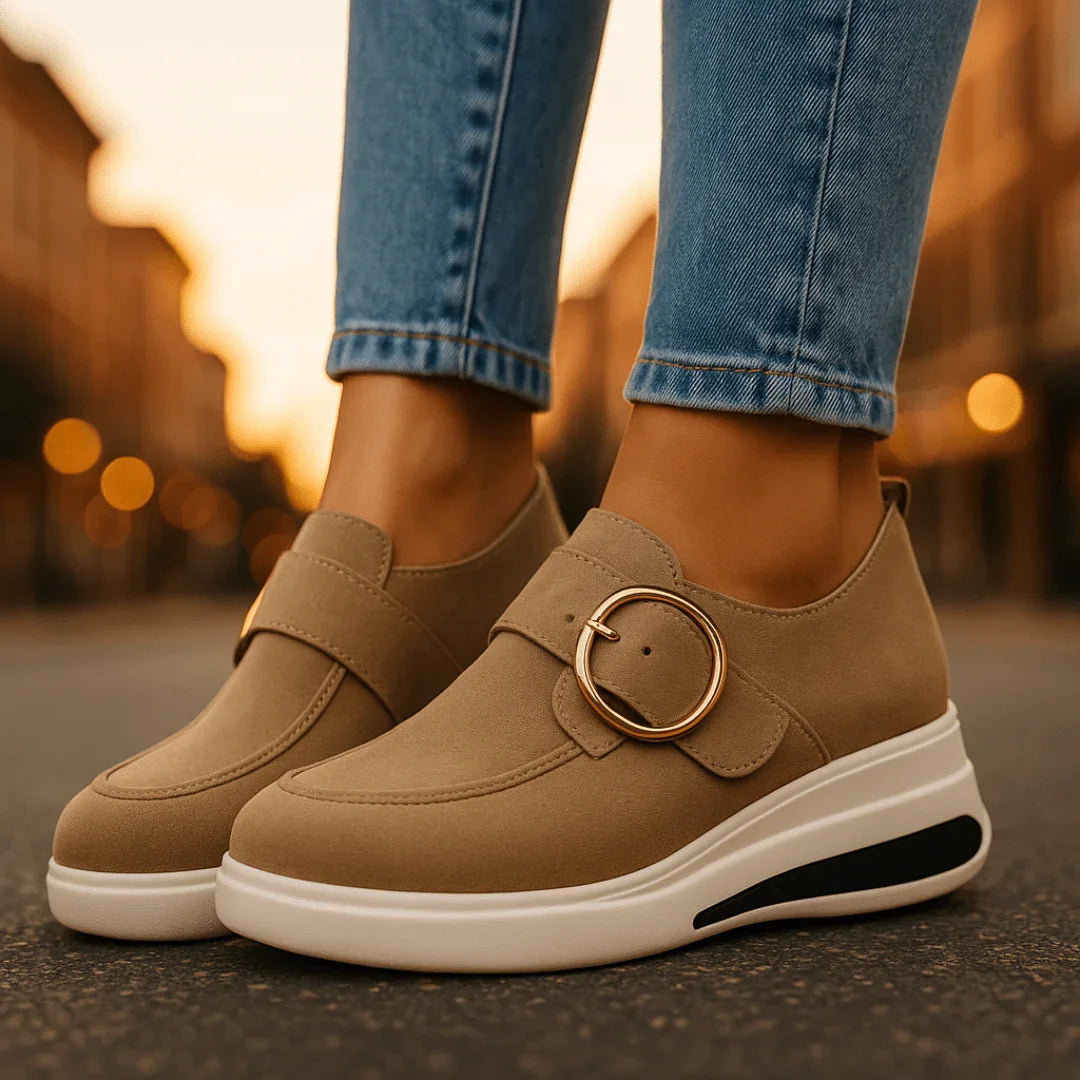 Moda donna: scarpe platform eleganti con zeppa per l'estate. Design chic e confortevole, con dettagli sofisticati.