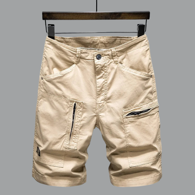 Bermuda cargo uomo sartoriale con tasche utility, beige. Ideale per look estivi casual ed eleganti.