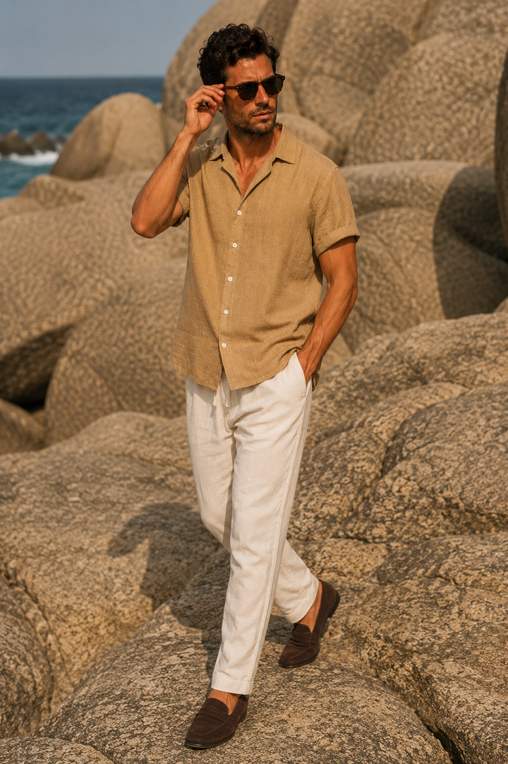 Camicia uomo elegante a maniche corte color camel dorato con colletto classico, design moderno per moda estiva.