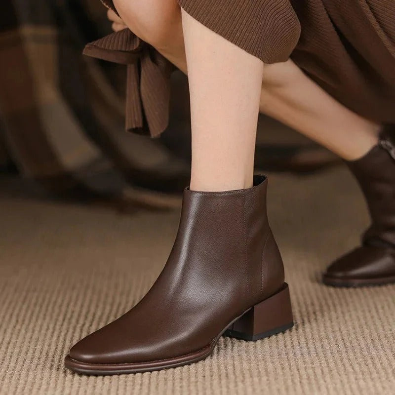 Stivali donna in pelle neri con tacco basso, eleganti e versatili per moda donna quotidiana.
